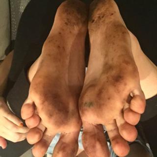 Miley Cyrus feet photo thumbnail