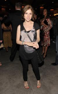 Anna Kendrick feet photo thumbnail