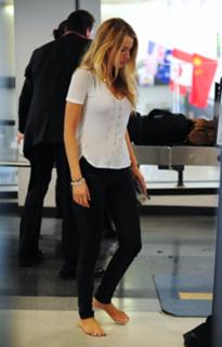 Blake Lively feet photo thumbnail