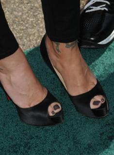Christina Applegate feet photo thumbnail
