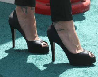 Christina Applegate feet photo thumbnail