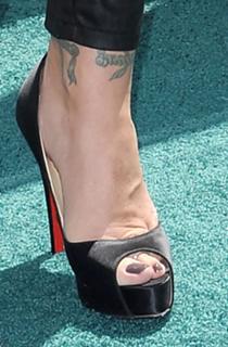 Christina Applegate feet photo thumbnail