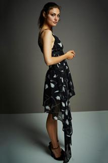 Phoebe Tonkin feet photo thumbnail