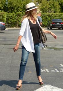 Julie Benz feet photo thumbnail