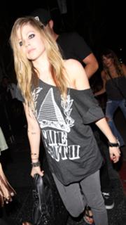 Avril Lavigne feet photo thumbnail