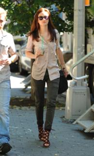 Leighton Meester feet photo thumbnail