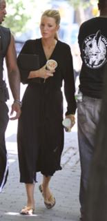 Blake Lively feet photo thumbnail