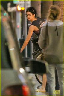 Krysten Ritter feet photo thumbnail