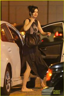 Krysten Ritter feet photo thumbnail