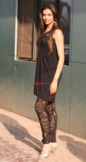 Deepika Padukone feet photo thumbnail