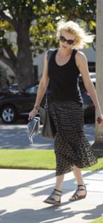 Charlize Theron feet photo thumbnail