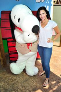 Demi Lovato feet photo thumbnail