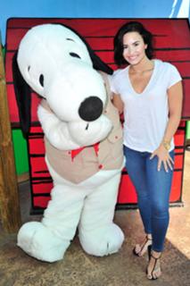 Demi Lovato feet photo thumbnail