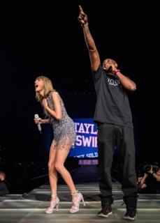 Taylor Swift feet photo thumbnail