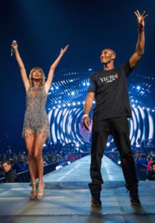 Taylor Swift feet photo thumbnail