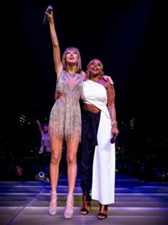 Taylor Swift feet photo thumbnail