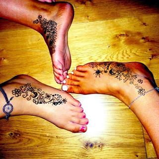 Perrie Edwards feet photo thumbnail