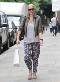 Denise Van Outen feet photo thumbnail