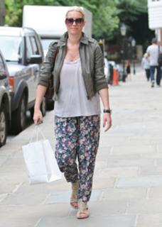 Denise Van Outen feet photo thumbnail