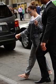 Jennifer Lopez feet photo thumbnail