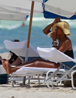 Kelly Rowland feet photo thumbnail