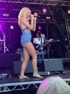 Pixie Lott feet photo thumbnail