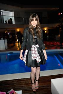 Hailee Steinfeld feet photo thumbnail