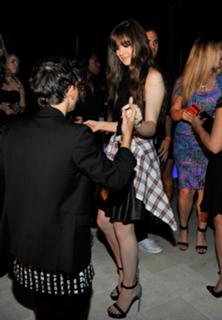 Hailee Steinfeld feet photo thumbnail