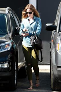 Emily Blunt feet photo thumbnail