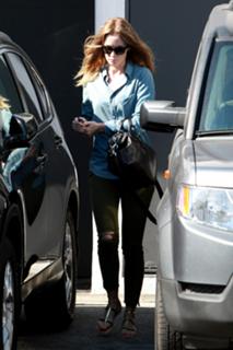 Emily Blunt feet photo thumbnail