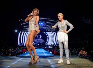 Taylor Swift feet photo thumbnail