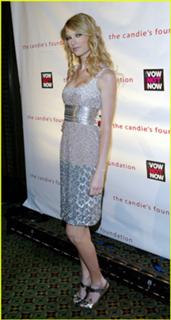 Taylor Swift feet photo thumbnail