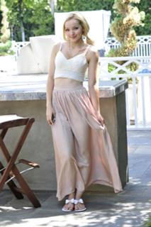 Dove Cameron feet photo thumbnail