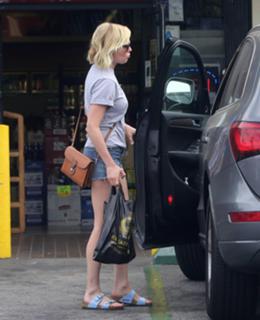 Kirsten Dunst feet photo thumbnail