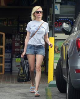 Kirsten Dunst feet photo thumbnail