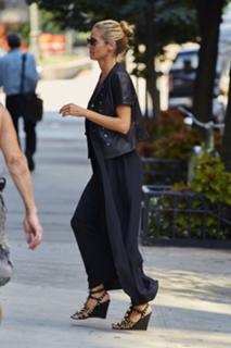 Heidi Klum feet photo thumbnail