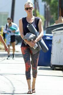 Charlize Theron feet photo thumbnail