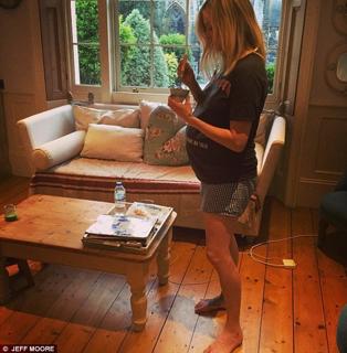 Fearne Cotton feet photo thumbnail