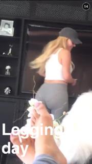 Kylie Jenner feet photo thumbnail