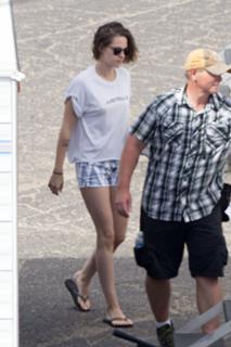 Kristen Stewart feet photo thumbnail