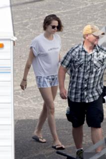 Kristen Stewart feet photo thumbnail