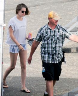 Kristen Stewart feet photo thumbnail