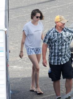 Kristen Stewart feet photo thumbnail