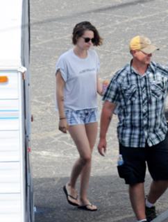 Kristen Stewart feet photo thumbnail