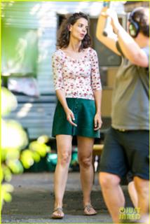 Katie Holmes feet photo thumbnail