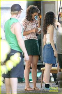 Katie Holmes feet photo thumbnail