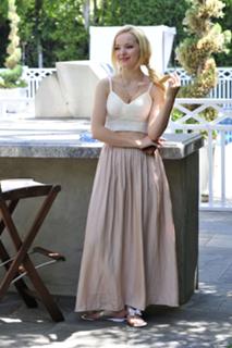 Dove Cameron feet photo thumbnail