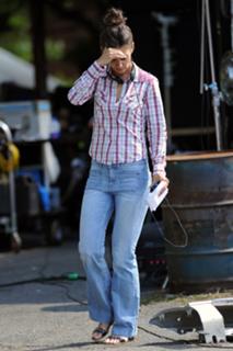 Katie Holmes feet photo thumbnail