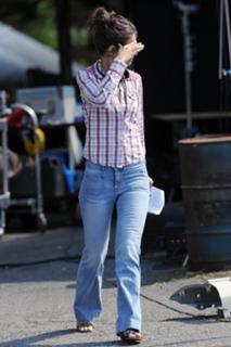 Katie Holmes feet photo thumbnail