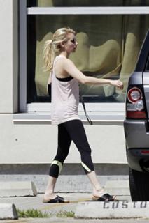 Emma Roberts feet photo thumbnail